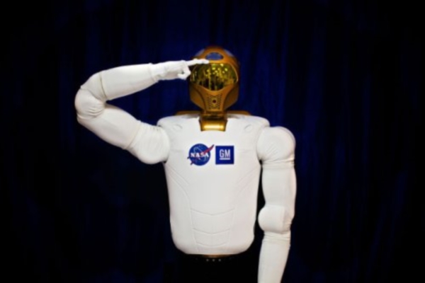 Робот Robonaut осваивает профессию космического врача