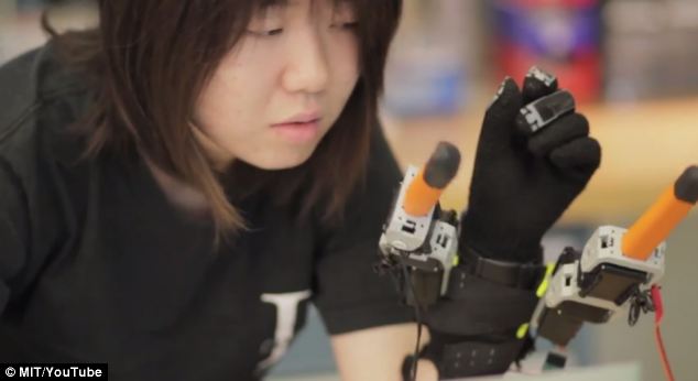 Специальная роботизированная установка подарит человеку два дополнительных пальца