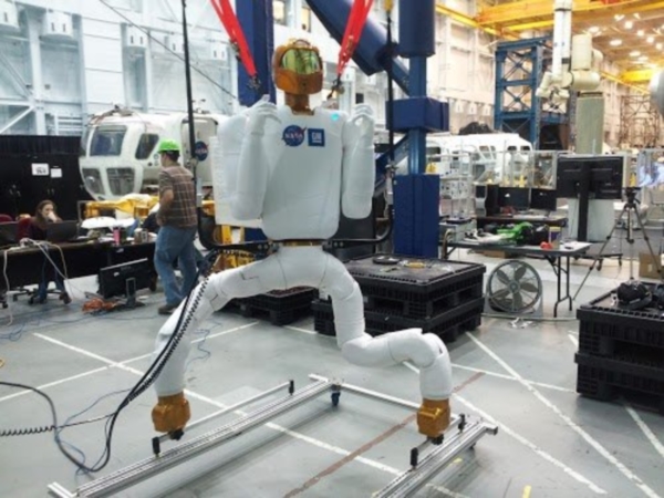 Робот Robonaut 2, получит пару нижних конечностей