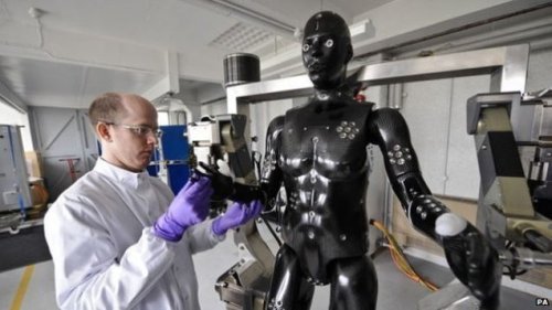 Porton Man - робот-манекен, преемник известного робота PetMan