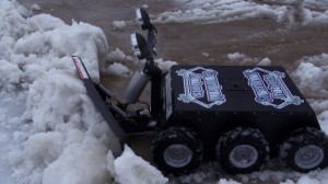 Робот поможет убрать снег и прочистить дорожки