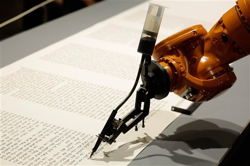 В еврейском музее появился робот, способный переписывать тексты Торы