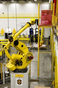 Автономные роботы пакуют товары для Amazon