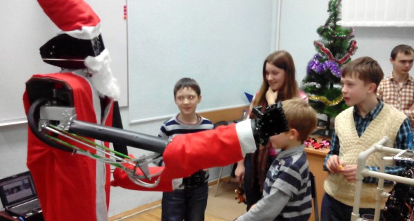 Челябинские школьники создали роботизированного Деда Мороза