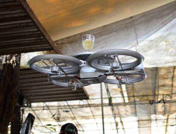 В Сингапуре появился ресторан с летающими официантами