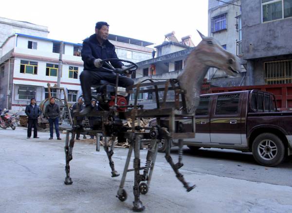 Китайский самоучка создал роботизированную лошадь