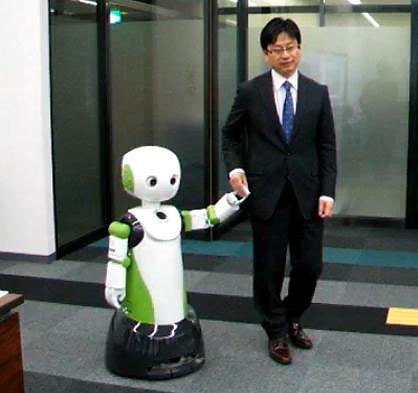Японцы представили робота-поводыря