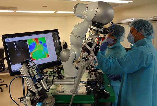 Впервые автономный робот-хирург провел операцию на мягких тканях