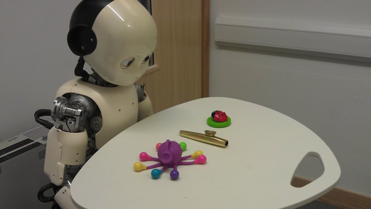 Дети учат новые слова, используя, по мнению психологов, тот же метод, что и роботы