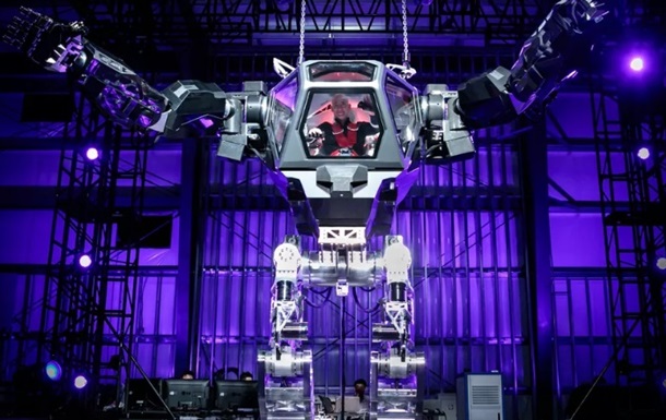 Генеральный директор Amazon Джефф Безос, продемонстрировал гигантского механического робота